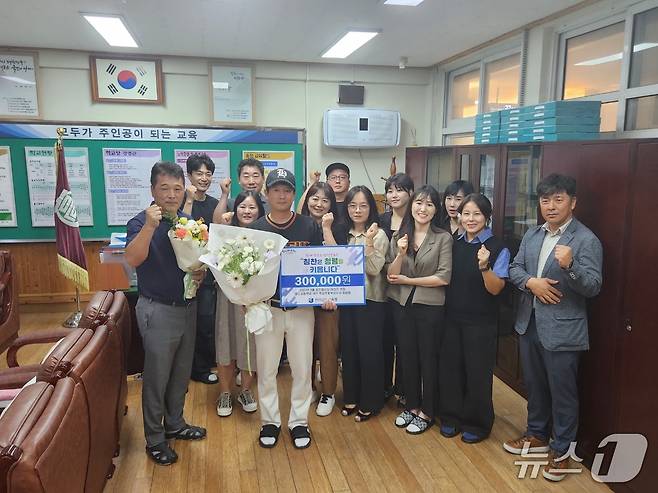 '칭찬합시다' 8월 대상사로 선정된 화순고 야구부 최길환 지도자와 동교 교사들이 기념사진을 찍고 있다.(전남교육청 제공, 재판매 및 DB 금지)/뉴스1