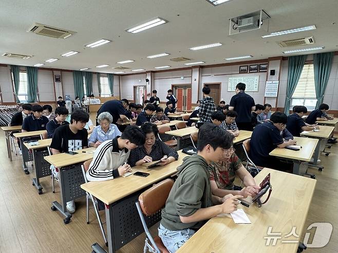 학생들이 어르신들에게 휴대전화 활용 방법을 가르쳐주고 있다. (전남교육청 제공, 재판매 및 DB 금지)/뉴스1