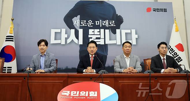 장동혁 국민의힘 대표(왼쪽 두 번째)가 20일 오전 서울 영등포구 여의도 국회에서 열린 기자간담회에서 발언하고 있다. 2025.9.20/뉴스1 ⓒ News1 김진환 기자
