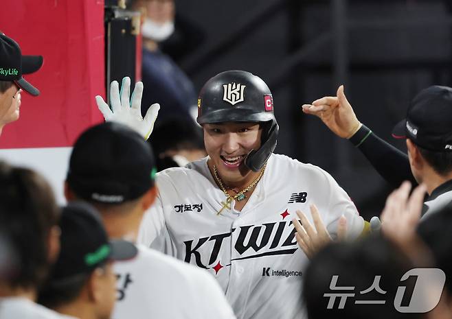 4일 오후 경기 수원시 장안구 KT위즈파크에서 열린 '2025 신한 SOL 뱅크 KBO리그' LG 트윈스와 KT 위즈의 경기, 7회말 무사 주자 1루 KT 안현민이 홈런을 치고 더그아웃으로 들어와 선수들의 축하를 받고 있다. 2025.9.4/뉴스1 ⓒ News1 김영운 기자