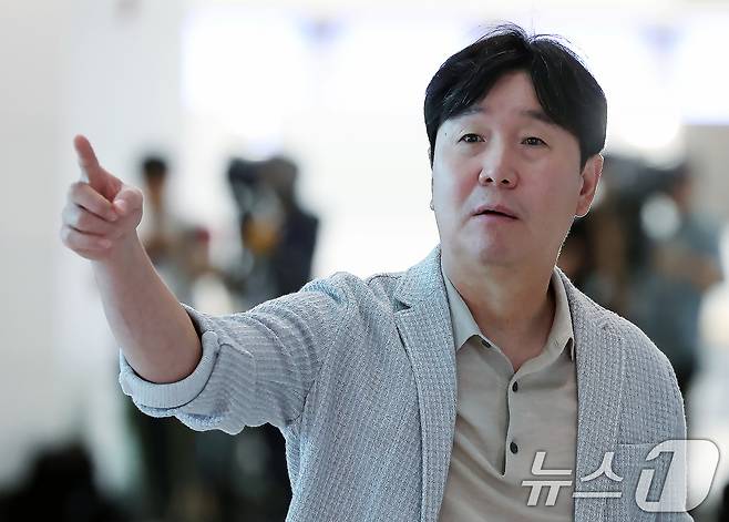 류지현 한국야구대표팀 감독이 19일 오전 인천국제공항에서 미국으로 출국하고 있다. 류 감독은 내년 3월 열리는 월드베이스볼클래식(WBC)을 대비해 미국에서 한국계 메이저리그 선수들을 만나 구체적인 대표팀 합류 의사와 가능성 등을 검토할 예정이다. 2025.9.19/뉴스1 ⓒ News1 박정호 기자