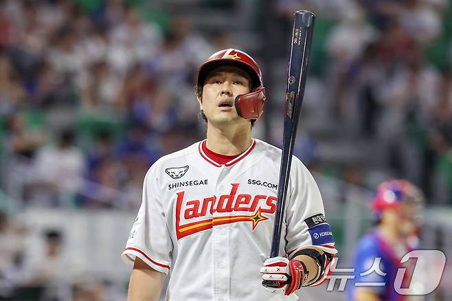 7일 오후 인천 미추홀구 SSG랜더스필드에서 열린 2025 신한 SOL Bank KBO리그' 삼성 라이온즈와 SSG 랜더스의 경기 9회말 SSG 최정이 삼진아웃을 당해 더그아웃으로 돌아가며 아쉬워 하고 있다. 최정은 KBO 통산 1500득점까지 3득점을 남겨둔 상황이다. 2025.8.7/뉴스1 ⓒ News1 민경석 기자