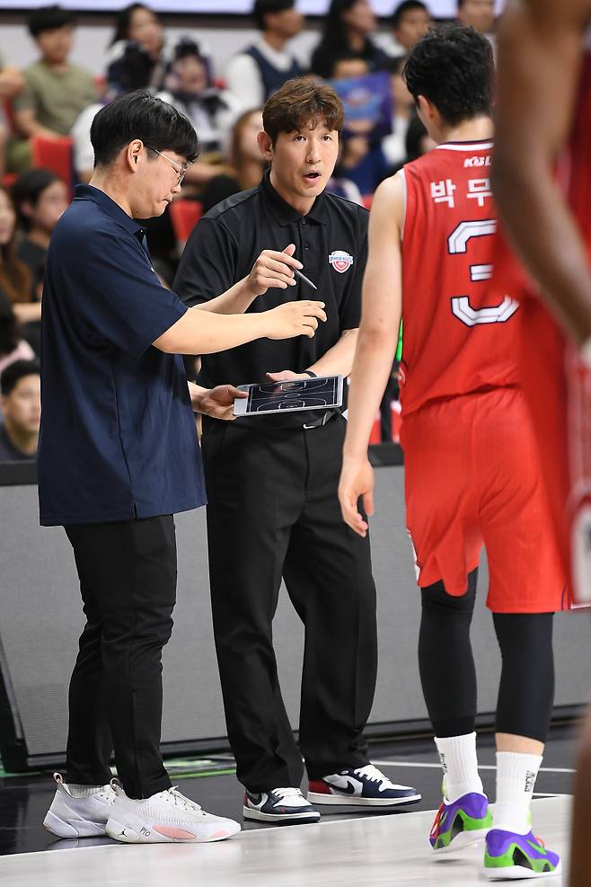 양동근 현대모비스 감독이 20일 KCC와 시범 경기서 선수들을 지도하고 있다.(KBL 제공)