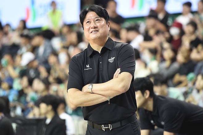 프로농구 수원 KT 문경은 감독이 20일 열린 원주 DB와 시범경기서 선수들을 지켜보고 있다.(KBL 제공)