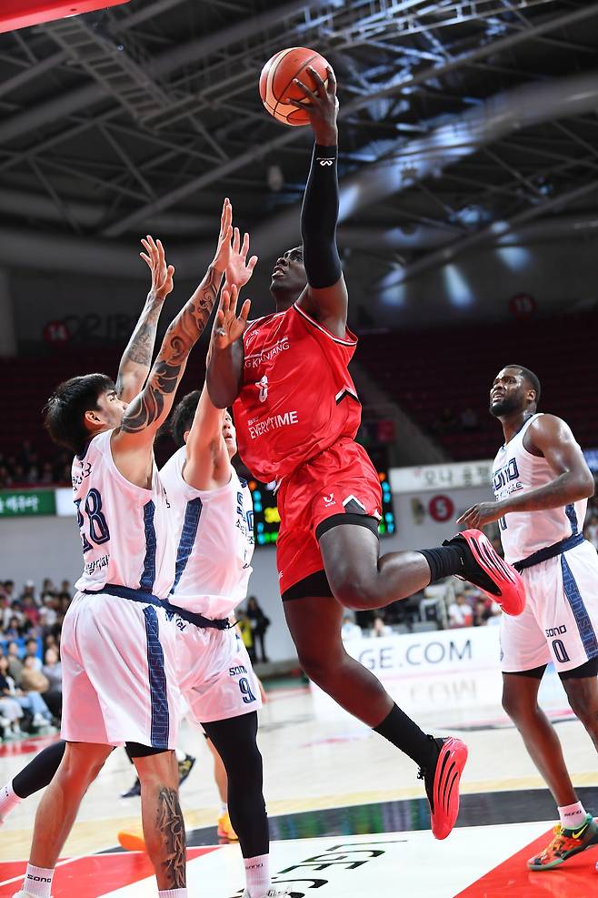정관장 오브라이언트가 20일 소노와 경기에서 슛을 쏘고 있다.(KBL 제공)