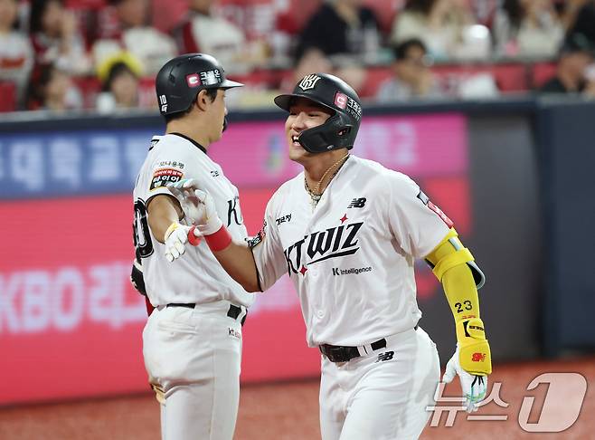 4일 오후 경기 수원시 장안구 KT위즈파크에서 열린 '2025 신한 SOL 뱅크 KBO리그' LG 트윈스와 KT 위즈의 경기, 7회말 무사 주자 1루 KT 안현민이 홈런을 치고 더그아웃으로 향하고 있다. 2025.9.4/뉴스1 ⓒ News1 김영운 기자