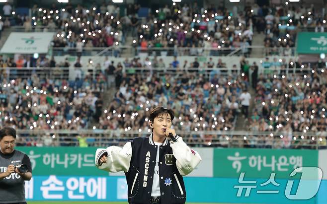 가수 임영웅이 20일 오후 대전월드컵경기장에서 열린 '하나은행 K리그1 2025' 대전하나시티즌과 대구FC 경기에서 하프타임 공연을 하고 있다. 2025.9.20/뉴스1 ⓒ News1 권현진 기자