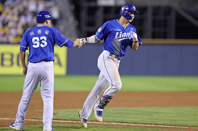 삼성 김영웅이 20일 잠실구장에서 열린 2025 KBO리그 LG와 경기에서 8회초 우중월 투런포를 때린 후 베이스를 돌고 있다. 사진 | 삼성 라이온즈