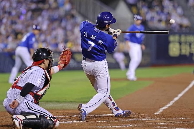 삼성 이재현이 20일 잠실구장에서 열린 2025 KBO리그 LG와 경기 7회초 만루에서 좌측 2타점 2루타를 터뜨리고 있다. 사진 | 삼성 라이온즈