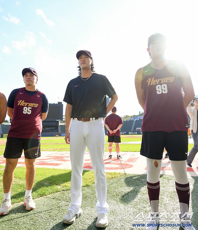 소집 해제 후 1군에 합류한 안우진은 동료들과 반갑게 인사를 나눴다.