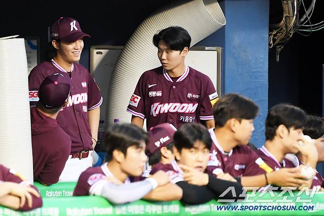 키움 히어로즈 유니폼 입고 오랜만에 미소.