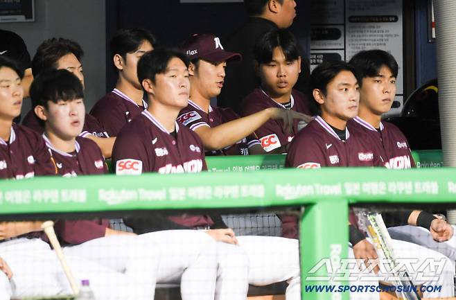 정현우와 박정훈 질문에 섬세하게 변화구 그립부터 던지는 방법까지 알려준 안우진.