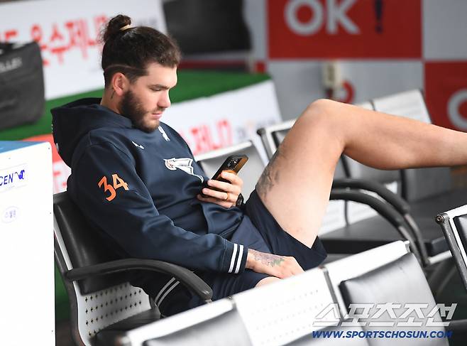 19일 수원 KT위즈파크에서 한화와 KT의 경기가 열릴 예정이지만 비가 내리고 있다. 이날 선발투수로 등판하는 폰세가 더그아웃에서 휴식을 취하고 있다. 수원=정재근 기자 cjg@sportschosun.com/2025.9.19/