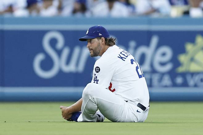 클레이튼 커쇼가 경기 전 외야에 앉아 스트레칭을 하고 있다. AFP연합뉴스