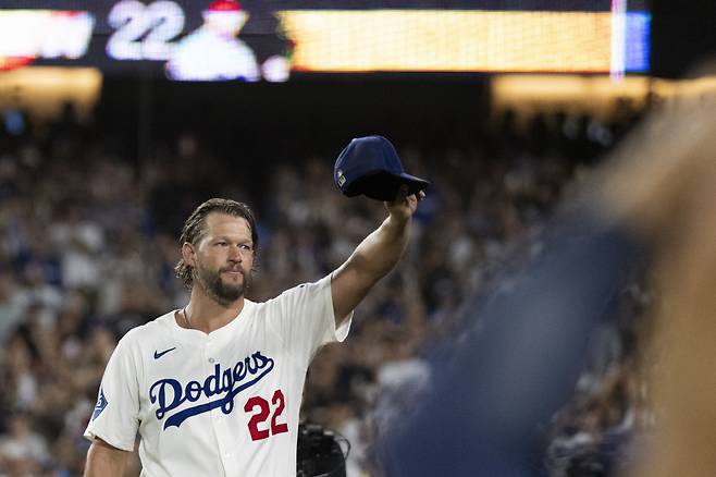 클레이튼 커쇼가 5회 교체된 뒤 더그아웃으로 들어와 관중의 커튼콜에 나와 모자를 벗고 답하고 있다. AP연합뉴스