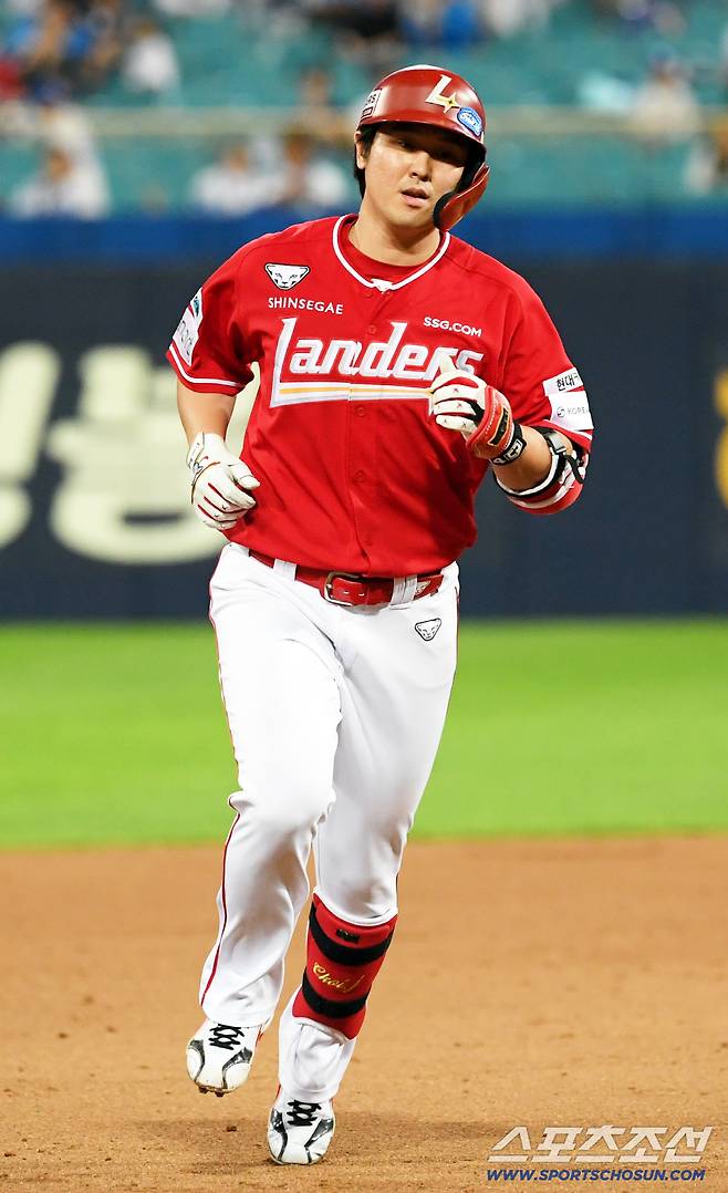 11일 대구 라이온즈파크에서 열린 삼성 라이온즈와 SSG 랜더스의 경기. 9회초 1사 SSG 최정이 솔로포를 날리며 10시즌 연속 20홈런 대기록을 달성했다. 대구=박재만 기자 pjm@sportschosun.com/2025.09.11/