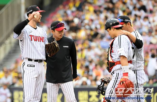 20일 잠실구장에서 열린 LG 트윈스와 삼성 라이온즈의 경기. LG 톨허스트가 흔들리자 마운드를 찾은 김광삼 코치. 잠실=박재만 기자 pjm@sportschosun.com/2025.09.20/