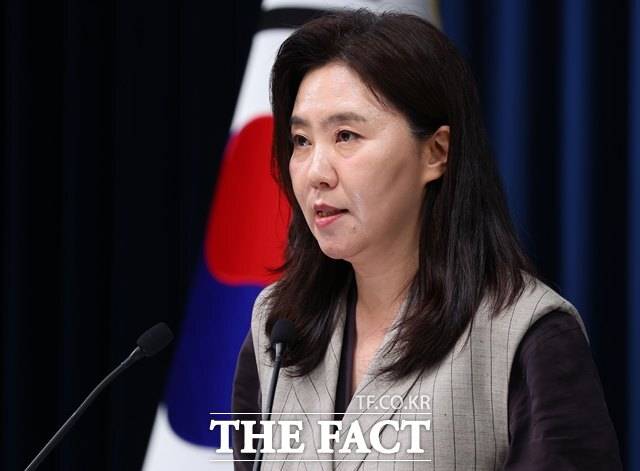 강유정 대통령실 대변인 15일 추미애 국회 법사위원장의 조희대 대법원장 사퇴 요구에 "원칙적으로 공감한다"고 밝혔다가 논란이 일자 "대통령의 기자회견 발언을 강조한 것"이라고 해명했다. /뉴시스