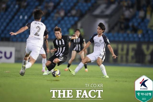 5위 전남이 3연패에 빠지고 6위 성남이 11경기 연속 무패행진을 달리면서 1부리그 승격 기회의 마지노선인 5위 쟁탈전이 치열하게 전개되고 있다./K리그