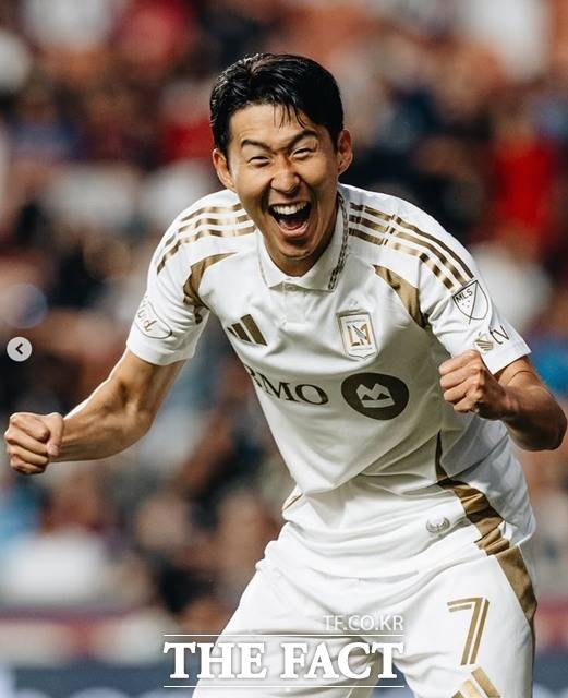 LAFC의 손흥민이 18일 레알 솔트레이크와 2025 MLS 원정경기에서 해트트릭을 기록한 뒤 환호하고 있다./LAFC