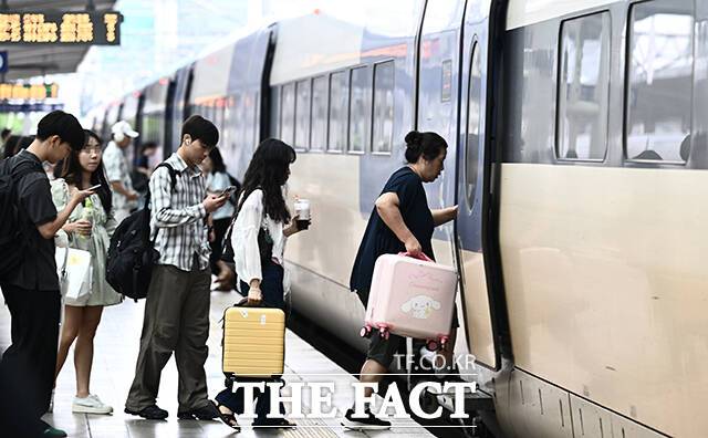 한국철도공사(코레일)는 20일 '추석 특별 할인상품' 및 '추석 승차권 결제 페이백 이벤트'를 진행한다고 밝혔다. 지난해 9월 13일 오전 서울 용산구 서울역에서 시민들이 귀성길에 오르고 있는 모습. /박헌우 기자