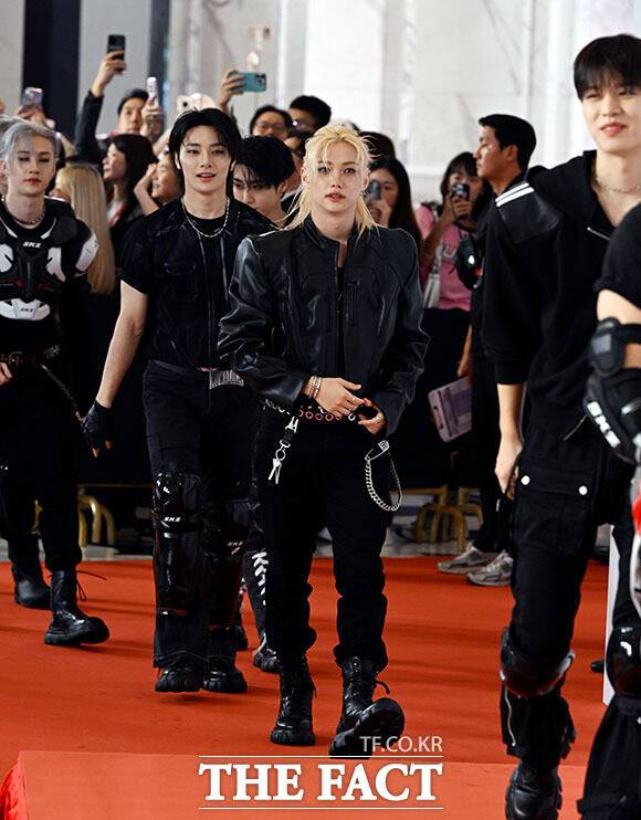 <더팩트>가 주최하고 팬앤스타와 더스퀘어이엔엠이 주관하는 '2025 더팩트 뮤직 어워즈(THE FACT MUSIC AWARDS, TMA)'가 20일 오후 '마카오 아웃도어 퍼포먼스 베뉴'에서 열린 가운데 그룹 스트레이 키즈(Stray Kids)의 필릭스(앞)와 아이엔이 레드카펫을 밟고 있다. /배정한 기자