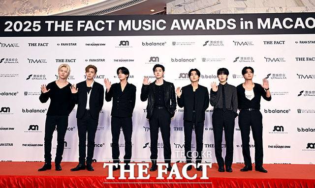 <더팩트>가 주최하고 팬앤스타와 더스퀘어이엔엠이 주관하는 '2025 더팩트 뮤직 어워즈(THE FACT MUSIC AWARDS, TMA)'가 20일 오후 '마카오 아웃도어 퍼포먼스 베뉴'에서 열린 가운데 그룹 엔하이픈(ENHYPEN)의 니키와 희승, 제이크, 성훈, 정원, 선우, 제이(왼쪽부터)가 레드카펫을 밟고 있다. /이효균 기자