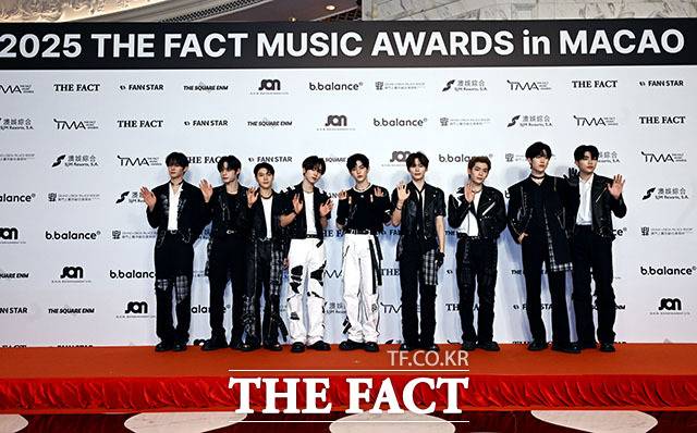 <더팩트>가 주최하고 팬앤스타와 더스퀘어이엔엠이 주관하는 '2025 더팩트 뮤직 어워즈(THE FACT MUSIC AWARDS, TMA)'가 20일 오후 '마카오 아웃도어 퍼포먼스 베뉴'에서 열린 가운데 그룹 제로베이스원(ZEROBASEONE)의 김규빈과 김지웅, 석매튜, 한유진, 장하오, 성한빈, 김태래, 리키, 박건욱(왼쪽부터)이 레드카펫을 밟고 있다. /이효균 기자