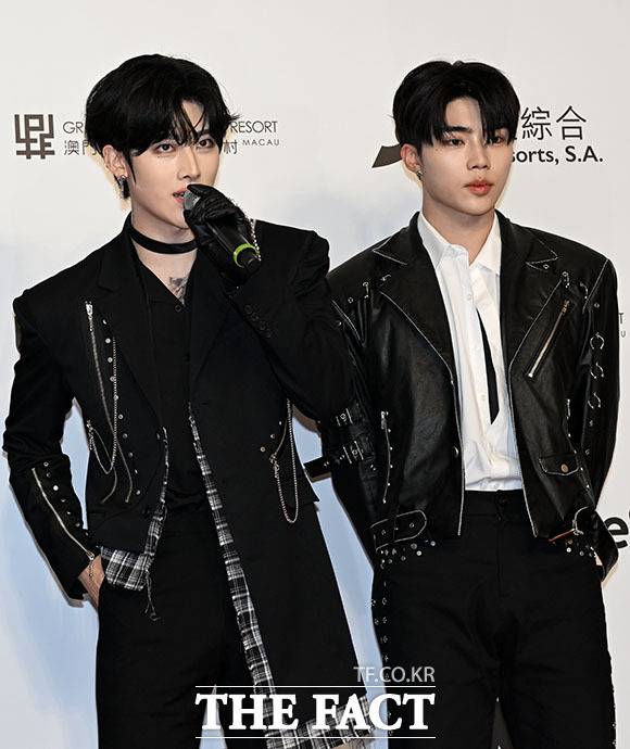 소감 밝히는 (ZEROBASEONE)의 리키(왼쪽)와 박건욱.