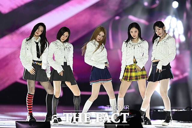 <더팩트>가 주최하고 팬앤스타와 더스퀘어이엔엠이 주관하는 '2025 더팩트 뮤직 어워즈(THE FACT MUSIC AWARDS, TMA)'가 20일 오후 '마카오 아웃도어 퍼포먼스 베뉴'에서 열린 가운데 그룹 키키(kiikii)가 화려한 무대를 펼치고 있다. /마카오=서예원 기자