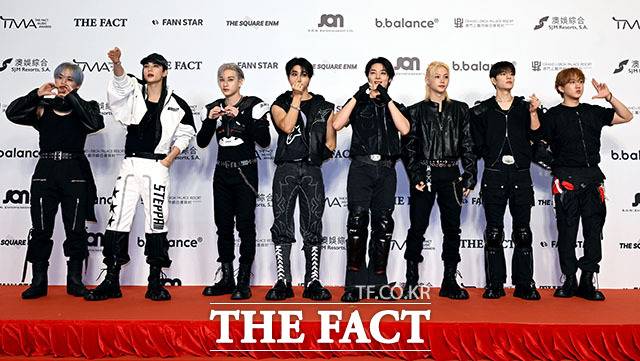 <더팩트>가 주최하고 팬앤스타와 더스퀘어이엔엠이 주관하는 '2025 더팩트 뮤직 어워즈(THE FACT MUSIC AWARDS, TMA)'가 20일 오후 '마카오 아웃도어 퍼포먼스 베뉴'에서 열린 가운데 그룹 스트레이 키즈(Stray Kids)의 리노와 현진, 방찬, 한, 아이엔, 필릭스, 승민, 창빈(왼쪽부터)이 레드카펫을 밟고 있다. /마카오=이효균 기자