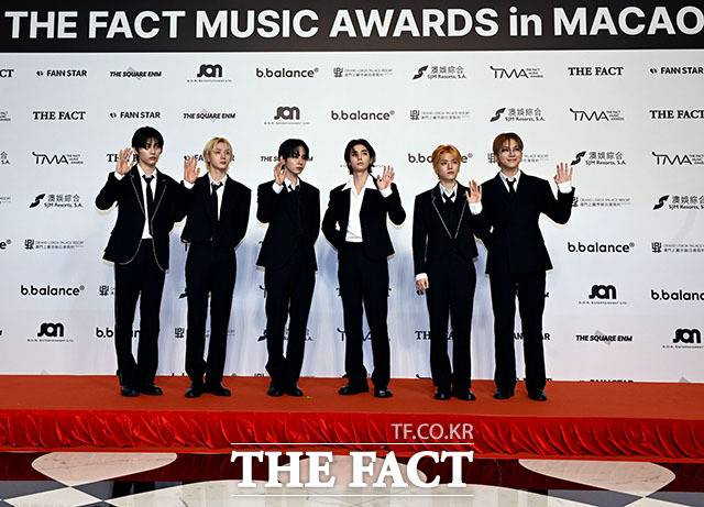 <더팩트>가 주최하고 팬앤스타와 더스퀘어이엔엠이 주관하는 '2025 더팩트 뮤직 어워즈(THE FACT MUSIC AWARDS, TMA)'가 20일 오후 '마카오 아웃도어 퍼포먼스 베뉴'에서 열린 가운데 그룹 보이넥스트도어(BOYNEXTDOOR)의 태산과 성호, 명재현, 이한, 리우, 운학(왼쪽부터)이 레드카펫을 밟고 있다. /마카오=이효균 기자