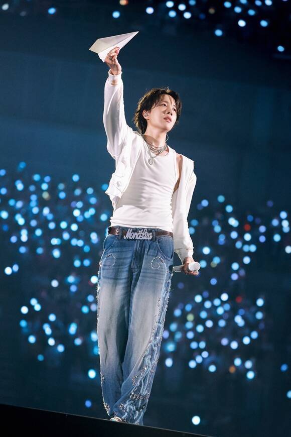 J-Hope ganhou o prêmio 'TMA Best – Spring' no '2025 The Fact Music Awards' realizado no Macao Outdoor Performance Venue (Macao Outdoor Performance Venue, 澳門戶外表演區) às 19h (horário local) do dia 20. / Big Hit Music