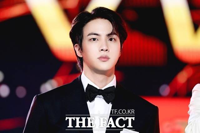 Jin conquistou o troféu "Fã e Estrela" no "The Fact Music Awards (TMA) 2025", realizado no Centro de Performances ao Ar Livre de Macau (澳門戶外表演區), às 19h (horário local). A foto não está diretamente relacionada ao artigo. /The Fact DB