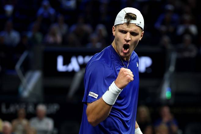 팀 유럽 대표로 단복식 모두 승리를 거둔 멘시크. 레이버컵