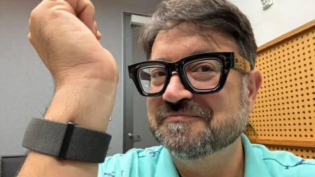 메타 레이밴 디스플레이와  뉴럴 밴드를 착용한 모습 (출처=씨넷)