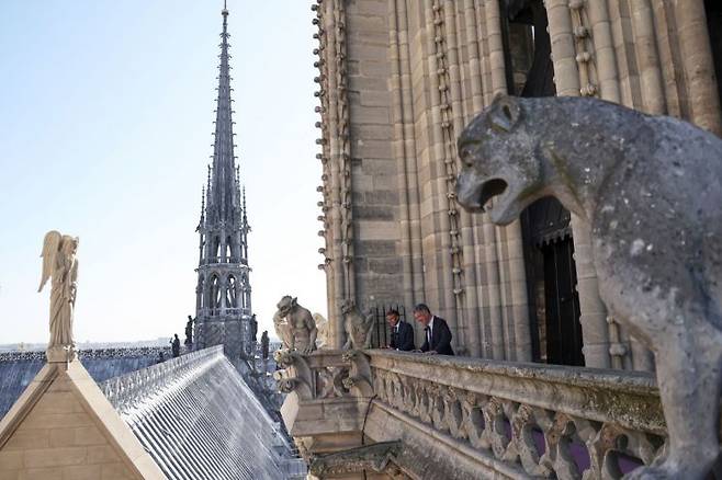 프랑스 에마뉘엘 마크롱 대통령(왼쪽)과 노트르담 대성당 재건을 담당한 필리프 조스트가 19일(현지시간) 파리 노트르담 대성당을 둘러보고 있다. EPA 연합뉴스