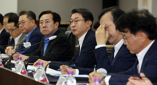 이억원 금융위원장이 19일 오전 서울 영동포구 여의도 중소기업중앙회에서 열린 생잔적 금융 대전환 회의에서 모두 발언을 하고 있다. /뉴스1