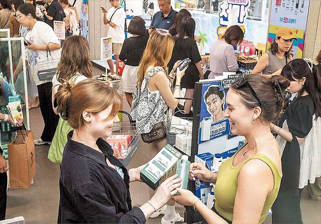 올리브영서울 중구 올리브영 명동타운점에서 다양한 국적의 외국인 관광객들이 쇼핑을 하고 있다. 평소 이 매장에서 물건을 사는 고객의 90% 이상은 외국인이다.