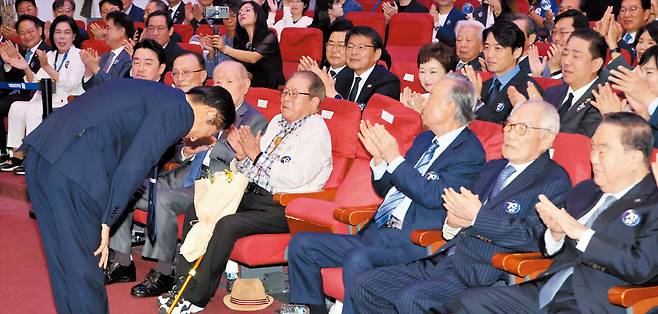 연합뉴스창당 70년, 민주당 원로들 앞에서 인사하는 정청래  더불어민주당 정청래 대표가 19일 서울 여의도 국회 의원회관에서 열린 창당 70주년 기념식에서 참석자들을 향해 허리 숙여 인사하고 있다. 이 자리에서 정 대표는 “국민주권 시대에 맞는 당원주권 시대를 열어 국민이 주인이 되는 나라, 당원이 주인이 되는 정당을 만들겠다”고 했다.