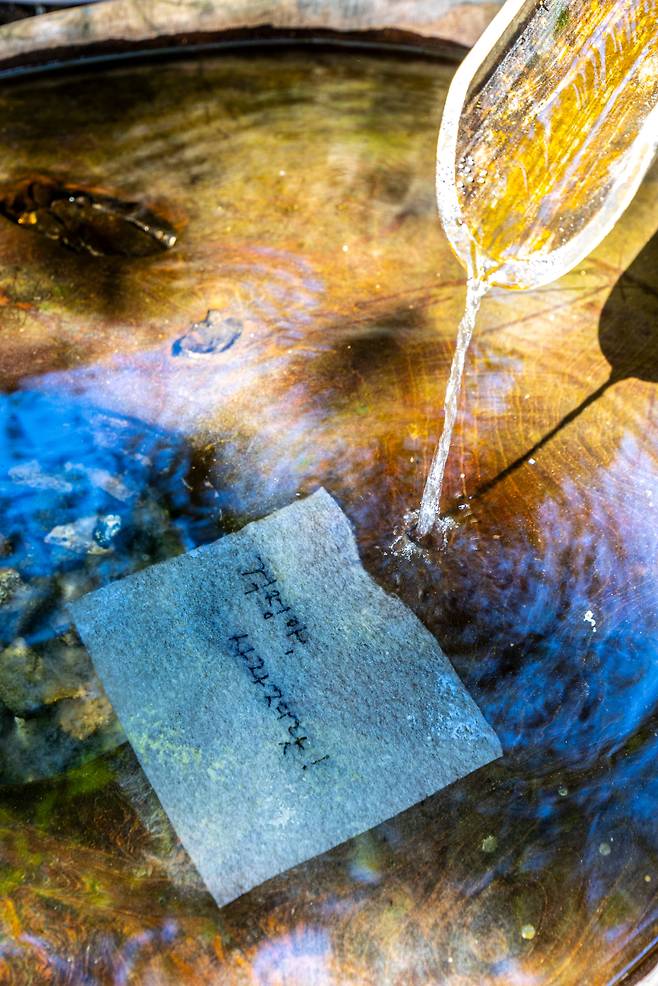 '걱정이 사라지는 종이'에 걱정거리를 적어 물에 띄우면 종이와 함께 걱정도 녹아 사라지는 것만 같다. '수락 휴'에서 해볼 수 있는 힐링 체험 중 하나다. 종이는 '수락 휴' 방문자 센터에서 받을 수 있다(소진 시까지). /이신영 영상미디어 기자