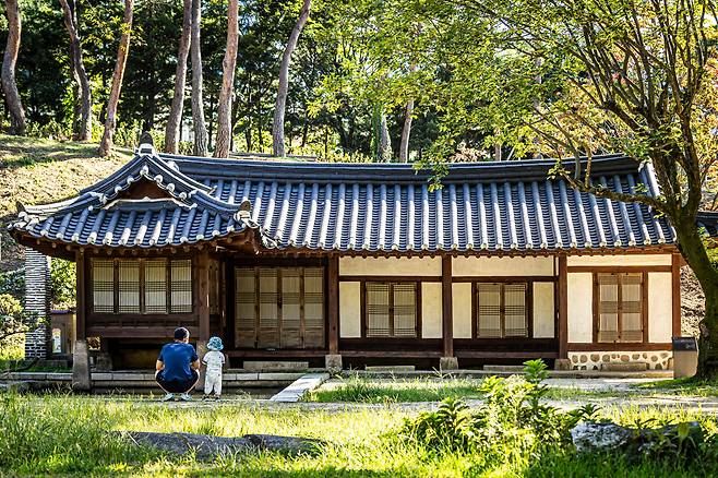 남양주 궁집 구역엔 화길옹주의 '궁집' 외 '용인집' '무교동집' '군산집' 등 고택도 이전·복원돼 하나의 마을을 이루고 있다. / 이신영 영상미디어 기자