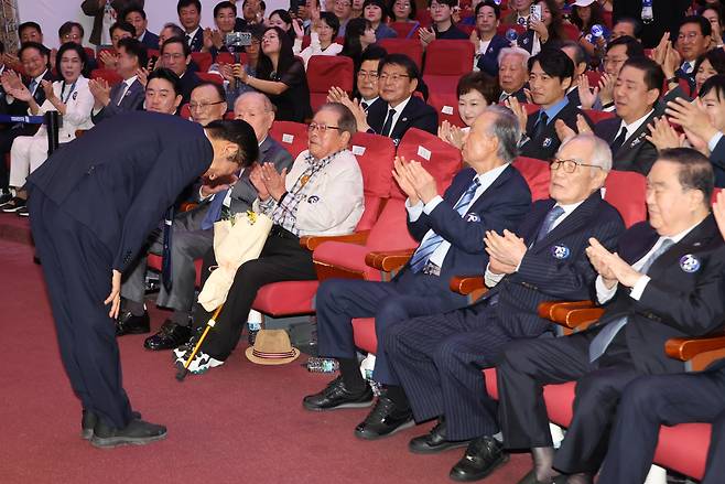 더불어민주당 정청래 대표가 19일 서울 여의도 국회 의원회관에서 열린 창당 70주년 기념식 '국민과 함께, 당원과 함께 민주 70'에서 참석자들을 향해 인사하고 있다./연합뉴스