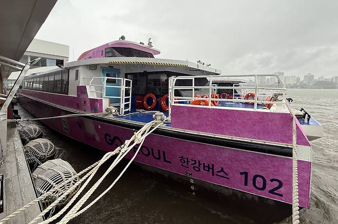 한강버스 정식 운항을 하루 앞둔 17일 서울 여의도 한강시민공원 한강버스 정류장에 한강버스가 폭우로 계류돼 있다./고운호 기자