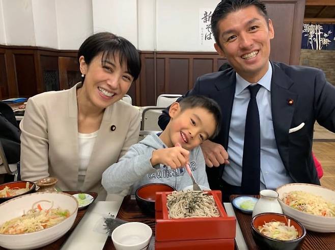 부인 데라다 시즈카 의원(왼쪽)과 남편 데라다 마나부(오른쪽) 의원. 가운데는 아들 데라다 나오타케. /데라다 시즈카 페이스북