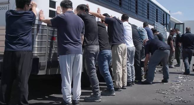 미국 이민세관단속국 ICE(U.S. Immigration and Customs Enforcement)가 조지아주 배터리 공장 건설 현장의 한국인 직원 300여 명을 기습 단속·구금하는 영상을 공개했다. /뉴스1