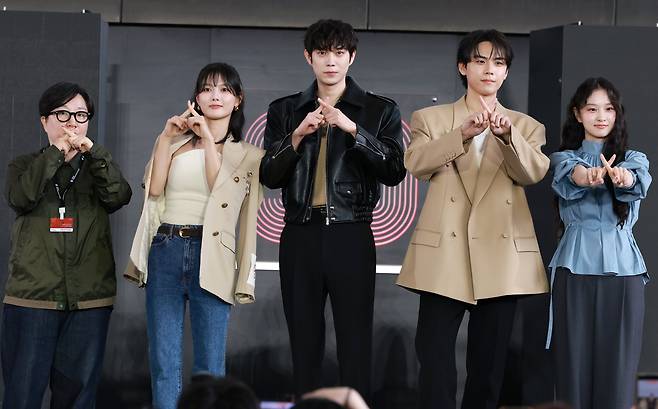 (부산=뉴스1) 권현진 기자 = 이응복 감독(왼쪽부터)과 배우 김유정, 김영대, 김도훈, 김이경이 19일 오후 부산광역시 해운대구 영화의 전당에서 열린 '제30회 부산국제영화제(BIFF)' '친애하는 x' 야외무대인사에 참석해 포즈를 취하고 있다. /뉴스1