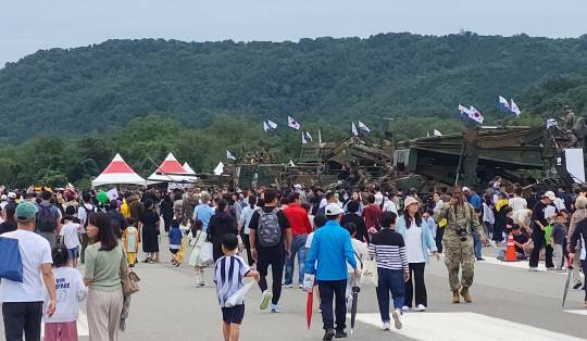 지난 19일 2025 계룡軍문화축제장에는 축제를 즐기려는 사람들로 인산인해를 이뤘으며 하루 종일 박수와 환호, 탄성으로 가득했다. 정종만 기자