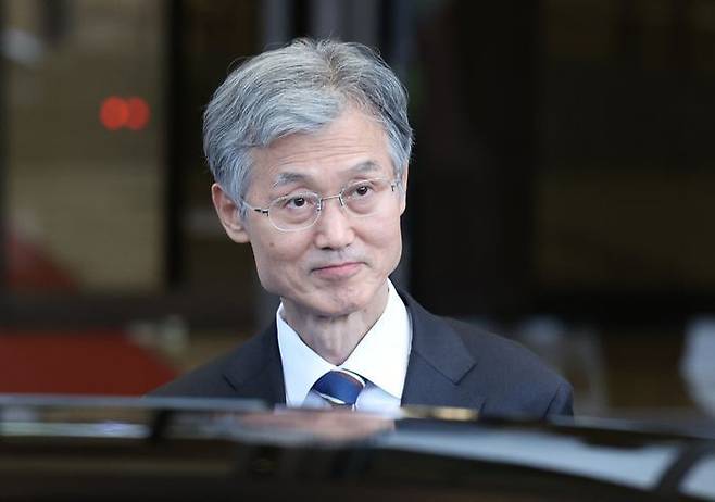 조희대 대법원장이 지난 17일 서울 서초구 대법원에서 퇴근하고 있다. 조 대법원장은 이날 한덕수 전 국무총리와 이재명 대통령의 공직선거법 위반 사건 처리를 논의했다는 의혹을 전면 부인했다. ⓒ뉴시스