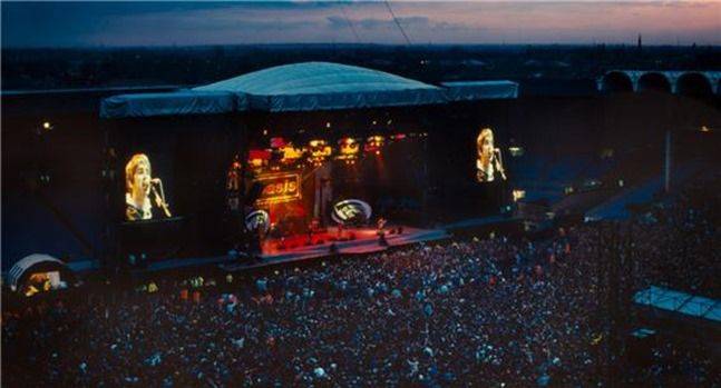 꼭 이런 거창한 무대의 주인공이 아니라도 좋아. 공연 시켜놓고 보는 내가 왕이니까. ⓒ